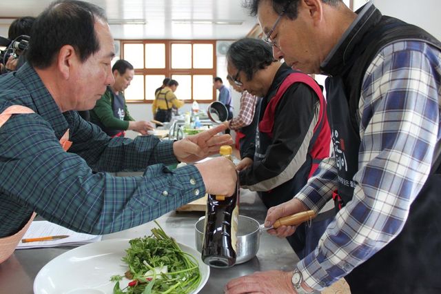경로당 요리 경연에 참여한 어르신들
