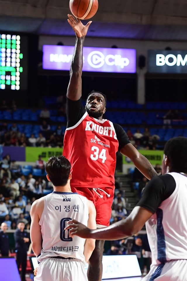 리바운드 잡아내는 자밀 워니