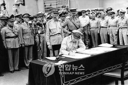 1945년 9월2일 일본의 항복 서명을 받는 맥아더 미국 제독