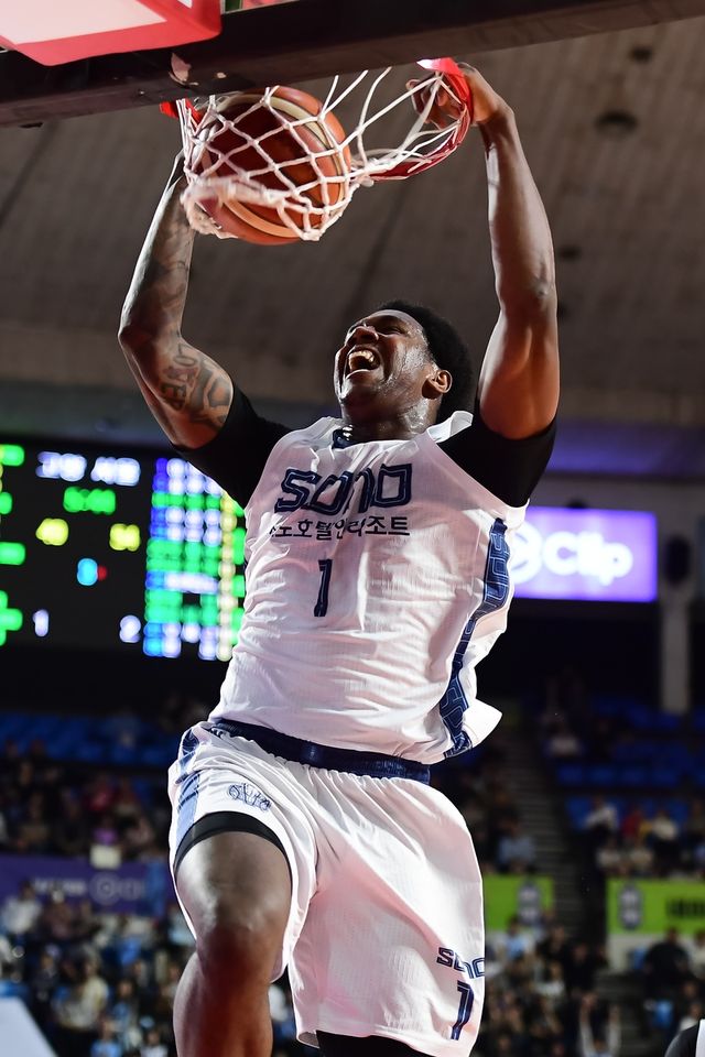 덩크슛 꽂아넣는 네이던 나이트