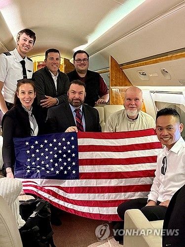 아프간서 1년여 만에 풀려난 미국인 언어학자(오른쪽에서 두번째)