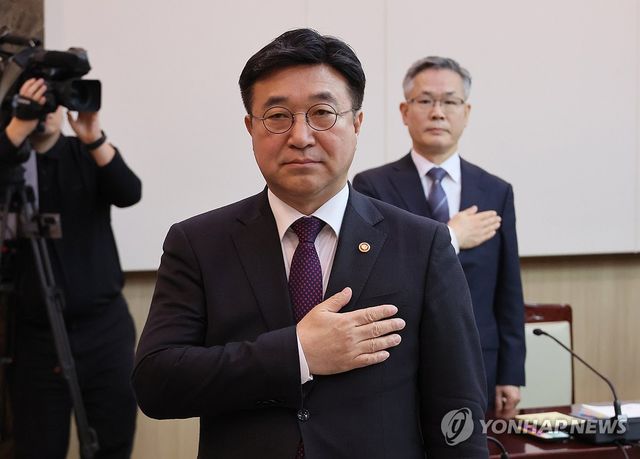 국기에 경례하는 윤호중 장관