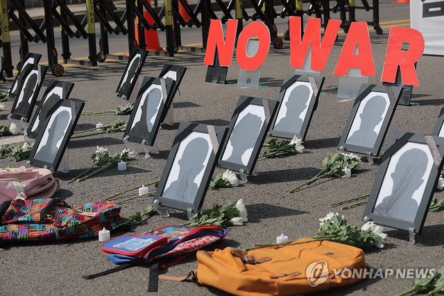 청와대 앞 중동 사태 희생자 추모 영정