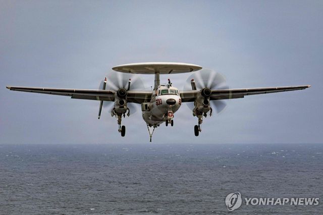 미 항공모함 제럴드포드호에 착륙하는 호크아이 조기경보기