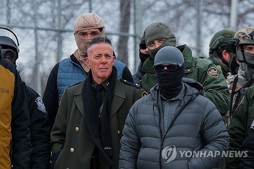 녹색 제복 차림의 보비노 대장과 동료들