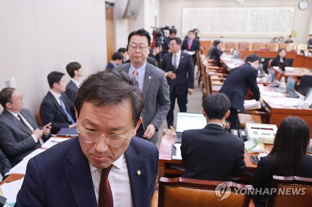 의결 앞서 퇴장하는 국민의힘 국조특위 위원들