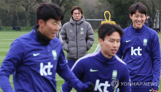 훈련 지켜보는 홍명보 감독