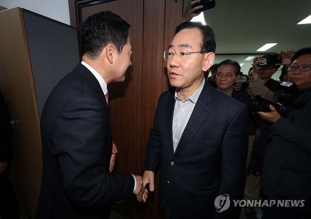 악수하는 장동혁과 주호영