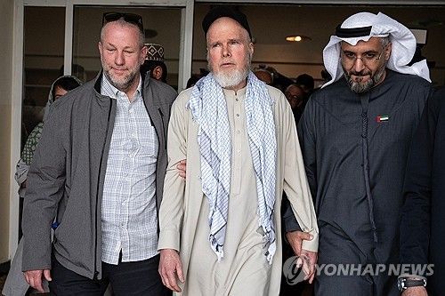 아프간서 1년여 만에 풀려난 미국인 언어학자(가운데)