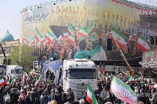 이스라엘의 표적 공습에 사망한 알리 라리자니의 장례식에 모인 인파