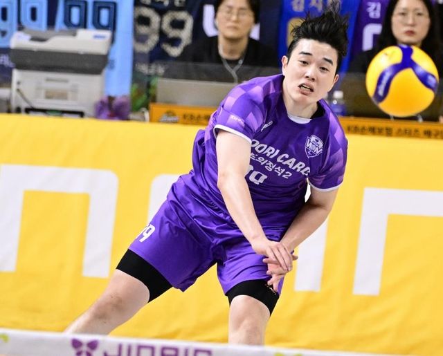 서브 넣는 김지한