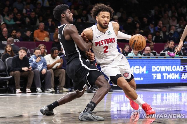 디트로이트의 케이드 커닝햄(오른쪽)