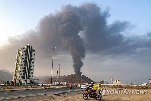 이란의 보복 공격 이후 연기가 치솟는 UAE 푸자이라 산업지구