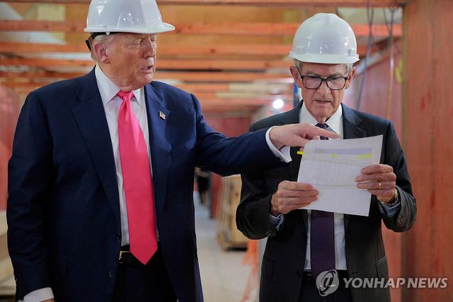 작년 7월 연준 청사 개보수 공사 현장을 찾아 제롬 파월 연준 의장 앞에서 공사비용 부풀리기 의혹을 직접 제기하는 도널드 트럼프 미국 대통령. [AFP=연합뉴스 자료사진. 재판매 및 DB 금지]