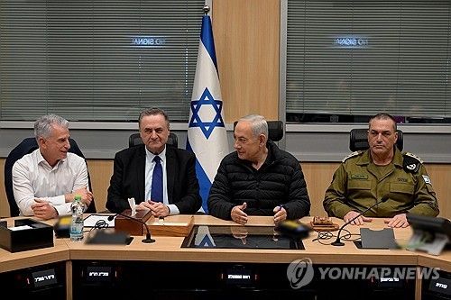 긴급 안보 평가 회의에 참석한 베냐민 네타냐후 이스라엘 총리(가운데 오른쪽)와 이스라엘 카츠 국방부 장관(가운데 왼쪽), 에얄 자미르 이스라엘군 참모총장(오른쪽), 다비드 바르니아 모사드 국장(왼쪽) [EPA 연합뉴스 자료사진. 재판매 및 DB 금지]