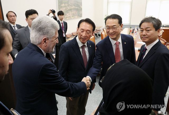 외통위원장, 여야 간사와 인사하는 주한이란대사