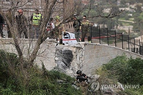 예루살렘 올드시티에서 이란의 탄도미사일 피해를 조사하는 당국자들
