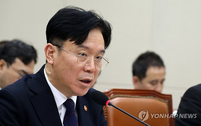 답변하는 김영훈 고용노동부 장관