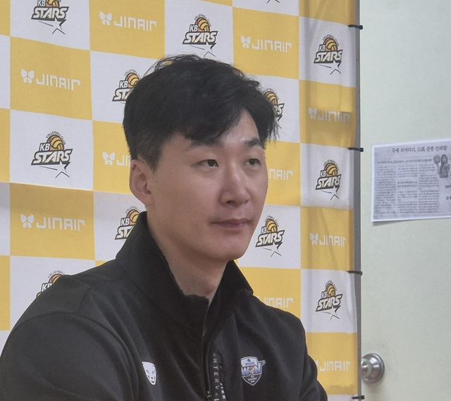 답변하는 박철우 우리카드 감독대행