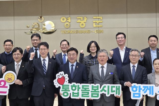 (서울=연합뉴스) 오진송 기자 = 윤호중 행정안전부 장관이 통합돌봄 시범사업지인 전남 영광군을 찾아 관계자들과 기념사진을 촬영하고 있다. 2026.3.25 dindong@yna.co.kr