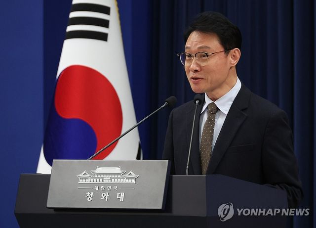 브리핑 하는 이규연 홍보수석