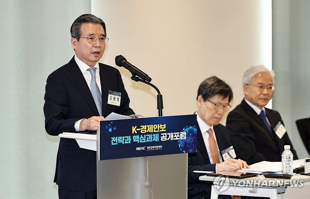 축사하는 김용범 정책실장