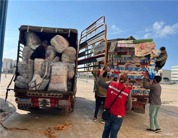 중동 지역에서 구호물자를 지원하는 모습