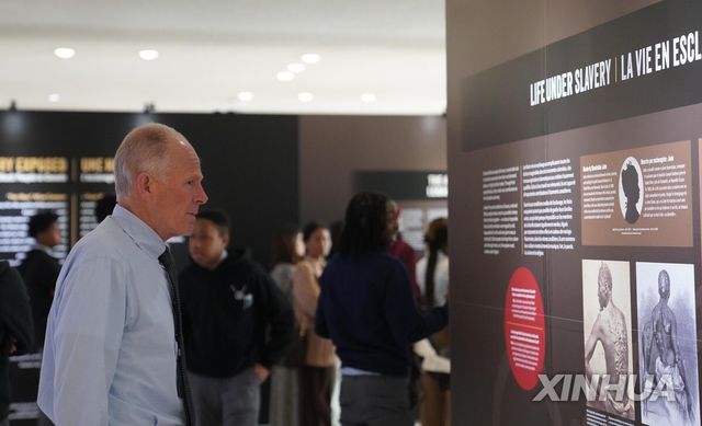 미국 뉴욕 유엔본부에서 사람들이 노예제 희생자에 관한 전시를 보고 있다.[신화 연합뉴스 자료사진 재판매 및 DB 금지]