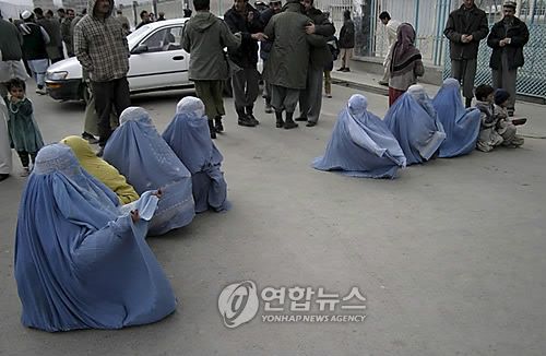 아프간 수도 카불서 구걸하는 여성들