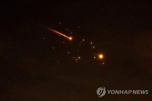 이스라엘 상공을 가르는 이란 미사일