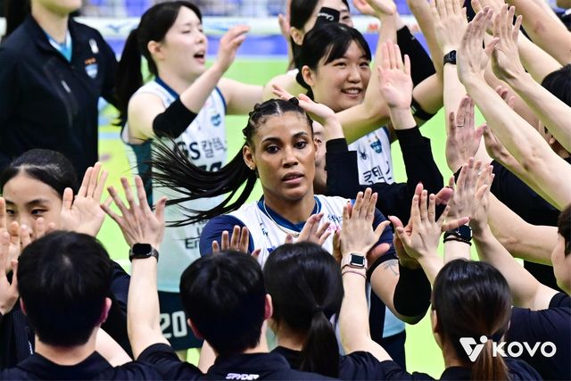 승리 기뻐하는 GS칼텍스의 실바(중앙)