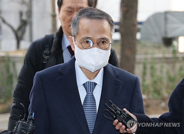 김규현 전 국정원장, 경찰 출석