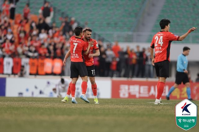 골세리머니를 펼치는 강원 선수들