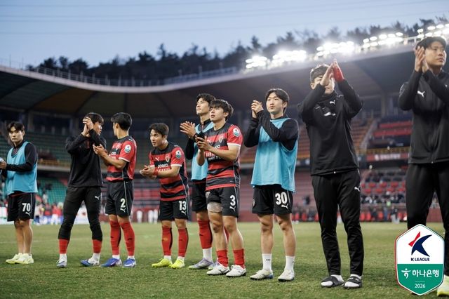 팬들에게 인사하는 포항 스틸러스 선수들