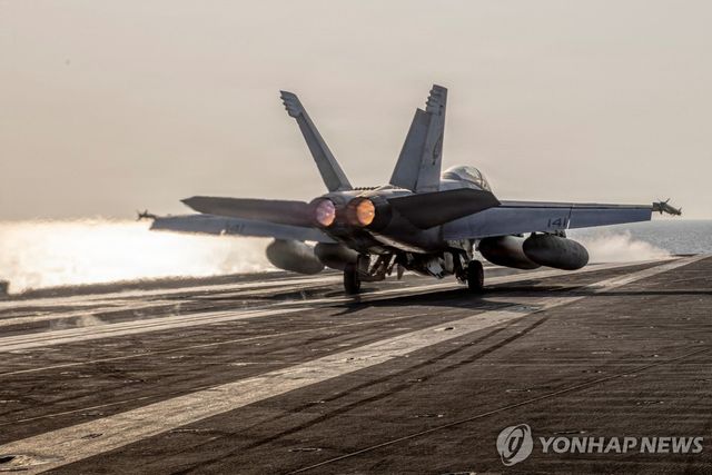 미 항모 USS 에이브러햄 링컨호 갑판의 F/A-18 슈퍼호넷