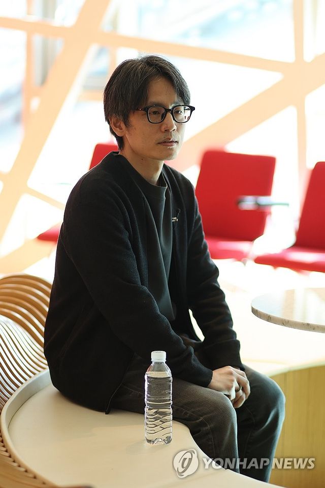 질문에 답하는 카입 작곡가