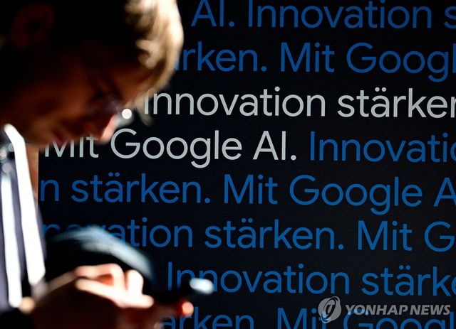 독일 베를린의 구글 AI 센터 앞에서 취재 중인 한 언론인