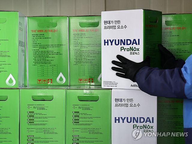 창고에 쌓여 있는 요소수