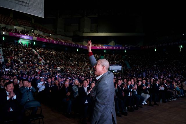 24일 시정보고회에서 손 흔드는 박형준 부산시장