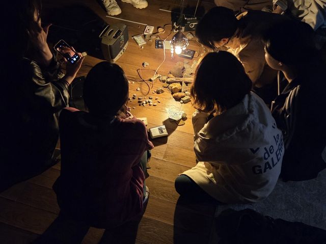 공연장에 놓인 소품 둘러보는 관객들