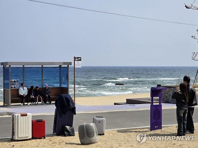 'BTS 버스정류장' 찾은 외국인 관광객들