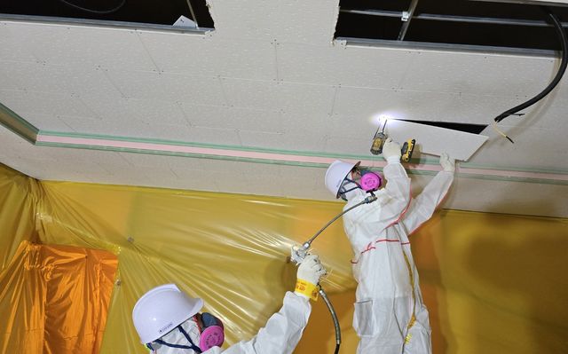 석면 포함 자재 철거 모습