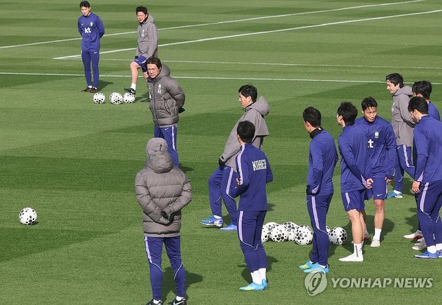 선수 지도하는 홍명보 감독