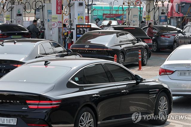 붐비는 만남의광장 주유소