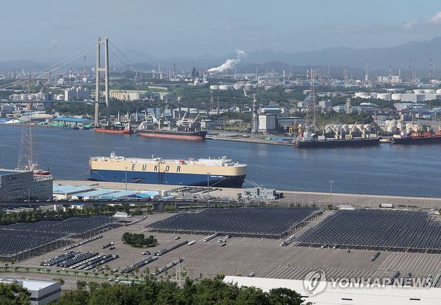 현대자동차 울산공장 수출선적부두에 차량 이송용 대형 선박(카캐리어 선박)이 대기하고 있다