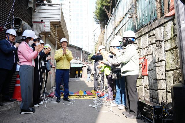 땅에 떨어진 '미성년자 출입금지 구역' 상징물