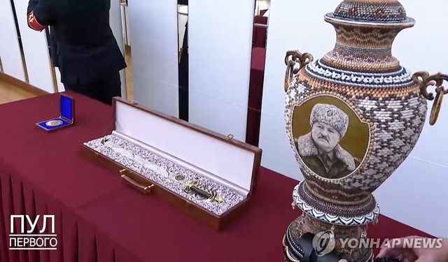 '루카셴코 얼굴 그려진 꽃병'