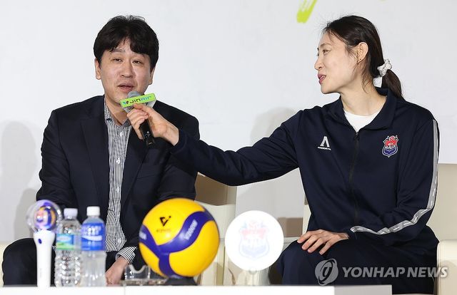 각오 밝히는 김종민 감독과 배유나