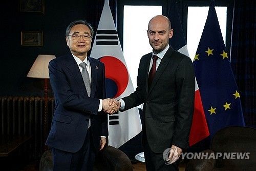 악수하는 조현 외교장관과 장노엘 바로 프랑스 외무장관