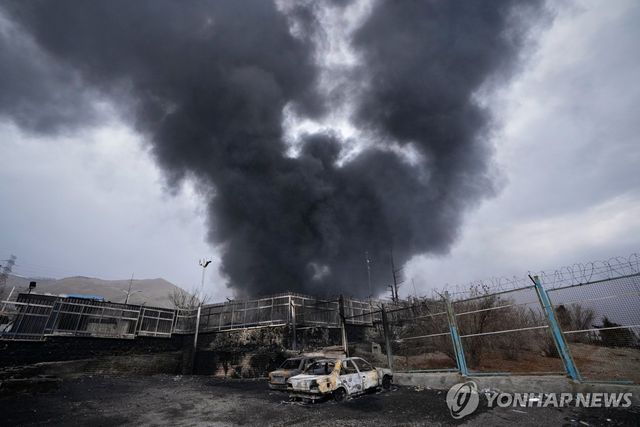 석유 저장고 공습으로 검은 연기 피어오르는 이란 수도 테헤란의 모습